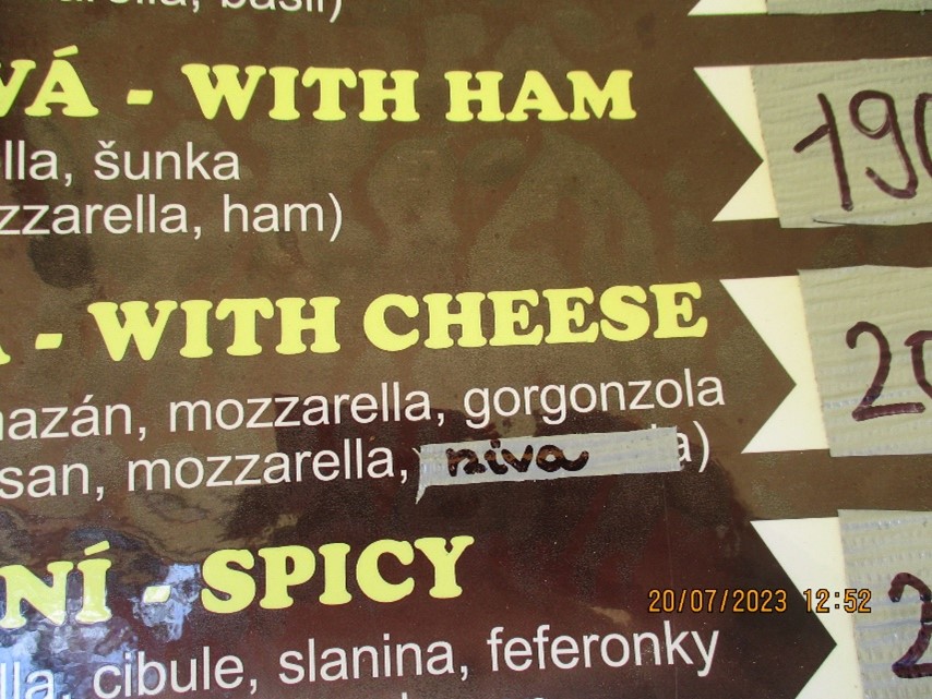 fotografie -  ukázka klamání spotřebitele, původně deklarován jiný sýr, než jaký byl použit